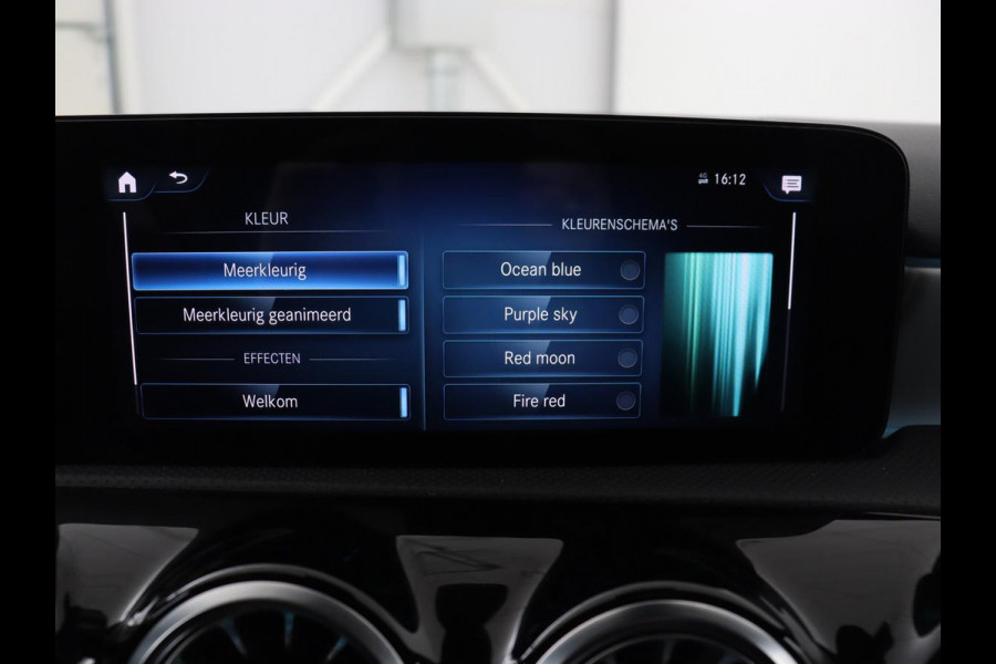 Mercedes-Benz A-Klasse 180 AMG | Stoelverwarming | Leder/Alcantara | Sfeerverlichting | Widescreen | Full LED | Park Assist | Navigatie | Sportstoelen | Climate control | Cruise control