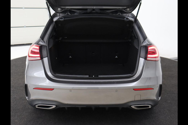 Mercedes-Benz A-Klasse 180 AMG | Stoelverwarming | Leder/Alcantara | Sfeerverlichting | Widescreen | Full LED | Park Assist | Navigatie | Sportstoelen | Climate control | Cruise control