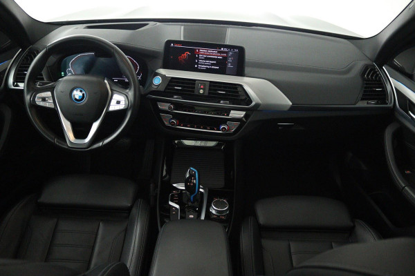 BMW iX3 High Executive 80 kWh (PANORAMADAK, SoH 97.7, SFEERVERLICHTING, STOELVERWARMING, ACHTERUITRIJCAMERA, NAVIGATIE)