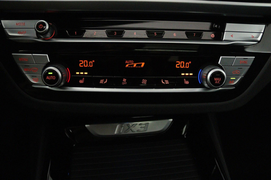 BMW iX3 High Executive 80 kWh (PANORAMADAK, SoH 97.7, SFEERVERLICHTING, STOELVERWARMING, ACHTERUITRIJCAMERA, NAVIGATIE)