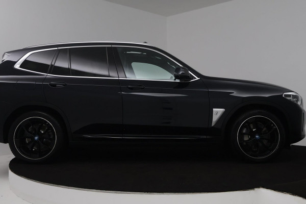 BMW iX3 High Executive 80 kWh (PANORAMADAK, SoH 97.7, SFEERVERLICHTING, STOELVERWARMING, ACHTERUITRIJCAMERA, NAVIGATIE)