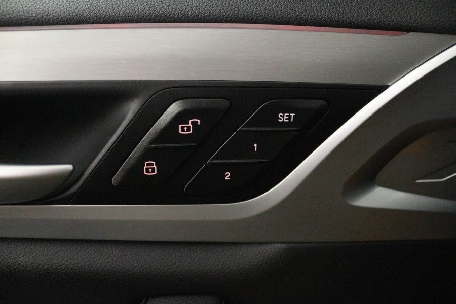 BMW iX3 High Executive 80 kWh (PANORAMADAK, SoH 97.7, SFEERVERLICHTING, STOELVERWARMING, ACHTERUITRIJCAMERA, NAVIGATIE)