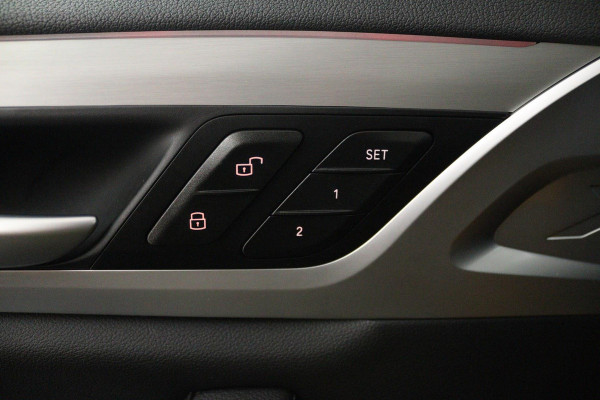 BMW iX3 High Executive 80 kWh (PANORAMADAK, SoH 97.7, SFEERVERLICHTING, STOELVERWARMING, ACHTERUITRIJCAMERA, NAVIGATIE)