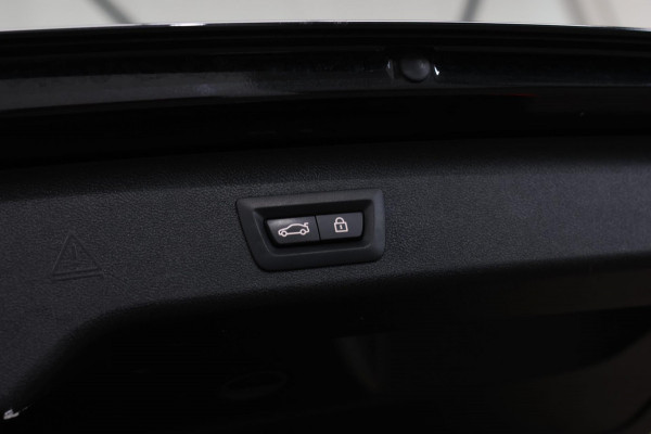 BMW 5 Serie Touring 520d M-Sport *Pano*4-Wiel besturing*Head-Up*Trekhaak*