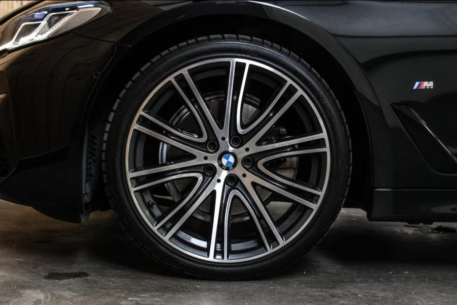 BMW 5 Serie Touring 520d M-Sport *Pano*4-Wiel besturing*Head-Up*Trekhaak*