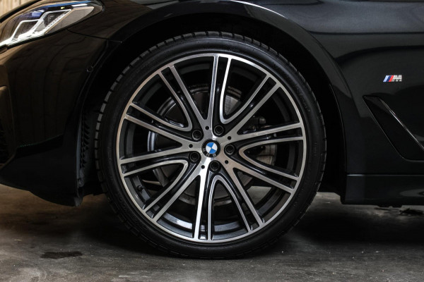 BMW 5 Serie Touring 520d M-Sport *Pano*4-Wiel besturing*Head-Up*Trekhaak*