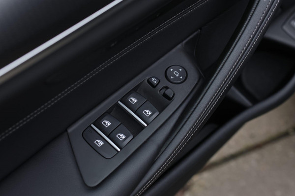 BMW 5 Serie Touring 520d M-Sport *Pano*4-Wiel besturing*Head-Up*Trekhaak*