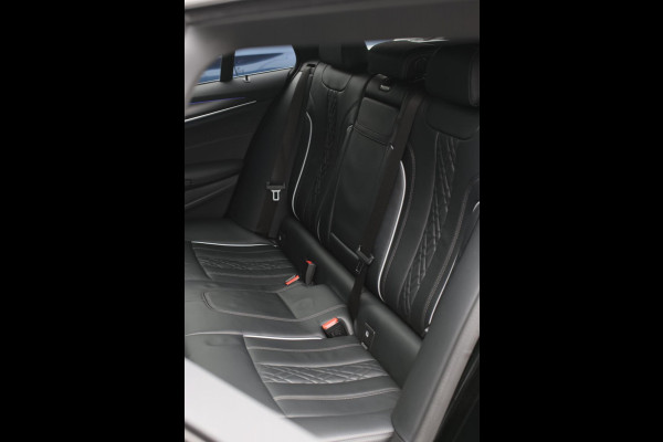 BMW 5 Serie Touring 520d M-Sport *Pano*4-Wiel besturing*Head-Up*Trekhaak*