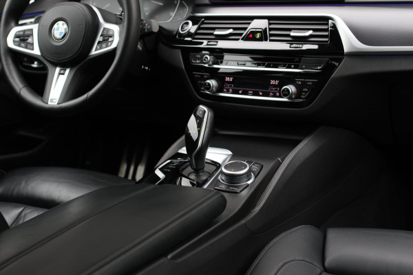 BMW 5 Serie Touring 520d M-Sport *Pano*4-Wiel besturing*Head-Up*Trekhaak*