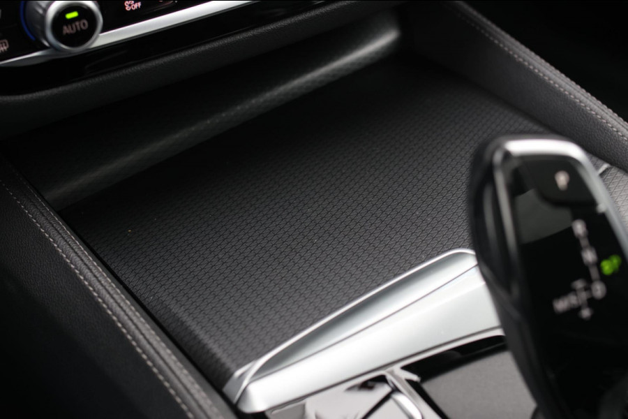 BMW 5 Serie Touring 520d M-Sport *Pano*4-Wiel besturing*Head-Up*Trekhaak*