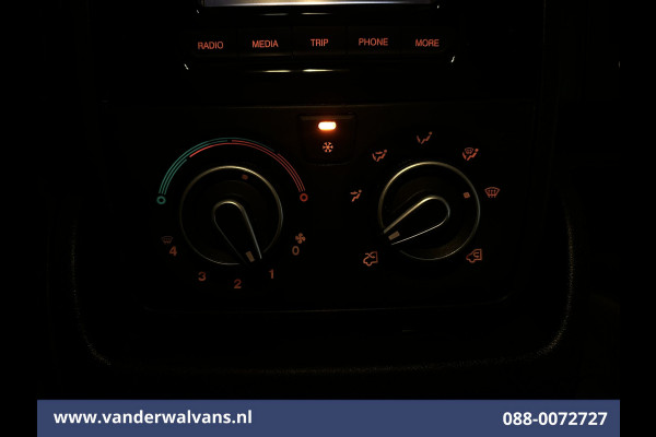 Peugeot Boxer 2.2 BlueHDi 141pk Bakwagen Laadklep Zijdeur Euro6 Airco | Camera | Cruisecontrol | 937kg laadvermogen Bijrijdersbank