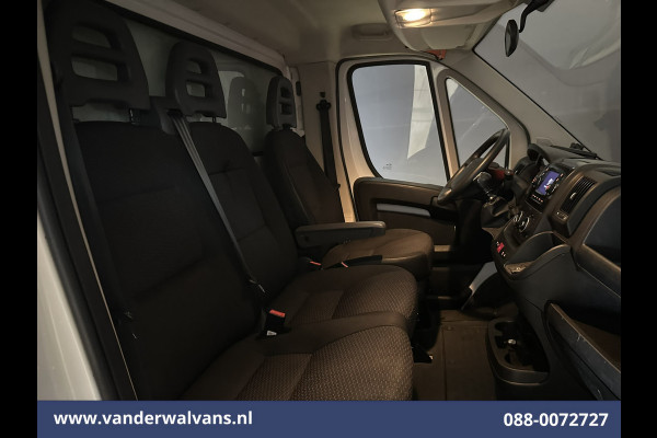 Peugeot Boxer 2.2 BlueHDi 141pk Bakwagen Laadklep Zijdeur Euro6 Airco | Camera | Cruisecontrol | 937kg laadvermogen Bijrijdersbank