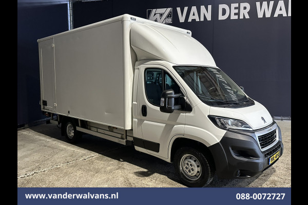 Peugeot Boxer 2.2 BlueHDi 141pk Bakwagen Laadklep Zijdeur Euro6 Airco | Camera | Cruisecontrol | 937kg laadvermogen Bijrijdersbank