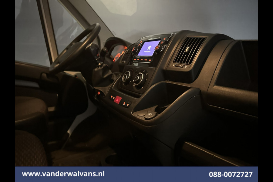 Peugeot Boxer 2.2 BlueHDi 141pk Bakwagen Laadklep Zijdeur Euro6 Airco | Camera | Cruisecontrol | 937kg laadvermogen Bijrijdersbank