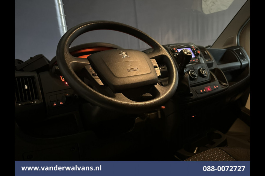 Peugeot Boxer 2.2 BlueHDi 141pk Bakwagen Laadklep Zijdeur Euro6 Airco | Camera | Cruisecontrol | 937kg laadvermogen Bijrijdersbank