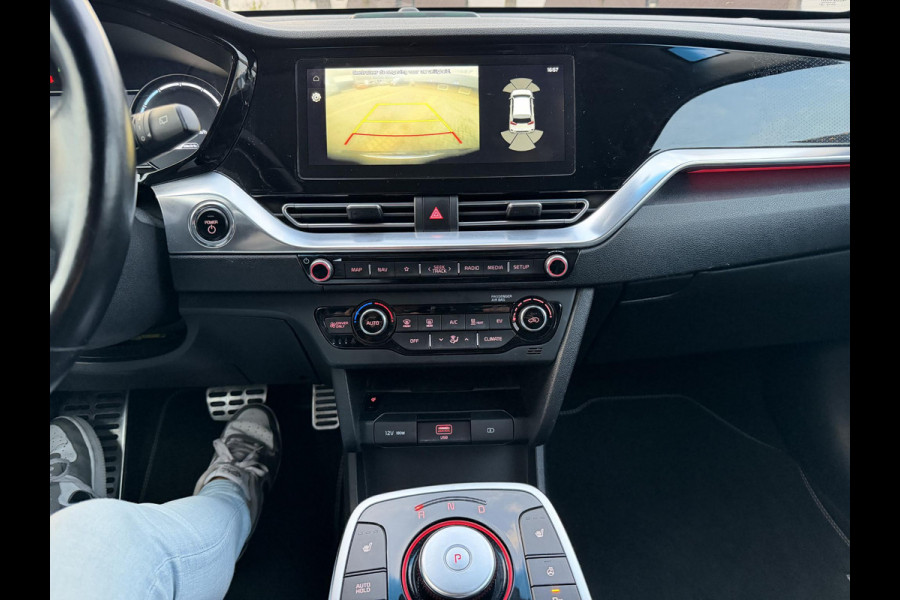 Kia e-Niro DynamicLine 64 kWh SOH 98% | LEER | JBL AUDIO | CAMERA | VERWARMD STUUR & STOEL | DODEHOEKDETECTIE | FULL OPTION | INCLUSIEF 12 MND BOVAG GARANTIE