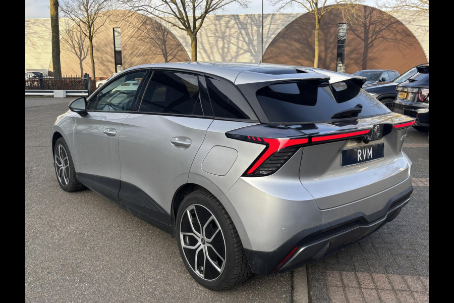 MG Mg4 electric Luxury 64 kWh LONG RANGE | SOH 97%|6.000KM! | DEALER ONDERHOUDEN| 7 JAAR GARANTIE BIJ MG| SUPER COMPLETE AUTO| RONDOMZICHT CAMERA| STOEL+ STUUR VERWARMING| DODE HOEK