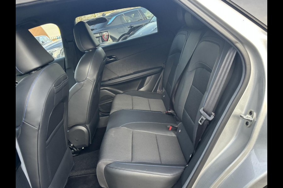 MG Mg4 electric Luxury 64 kWh LONG RANGE | SOH 97%|6.000KM! | DEALER ONDERHOUDEN| 7 JAAR GARANTIE BIJ MG| SUPER COMPLETE AUTO| RONDOMZICHT CAMERA| STOEL+ STUUR VERWARMING| DODE HOEK