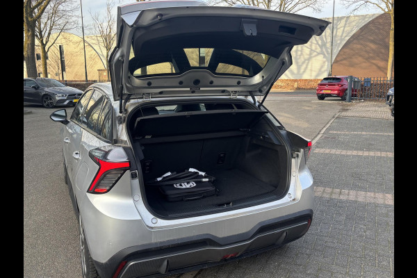 MG Mg4 electric Luxury 64 kWh LONG RANGE | SOH 97%|6.000KM! | DEALER ONDERHOUDEN| 7 JAAR GARANTIE BIJ MG| SUPER COMPLETE AUTO| RONDOMZICHT CAMERA| STOEL+ STUUR VERWARMING| DODE HOEK