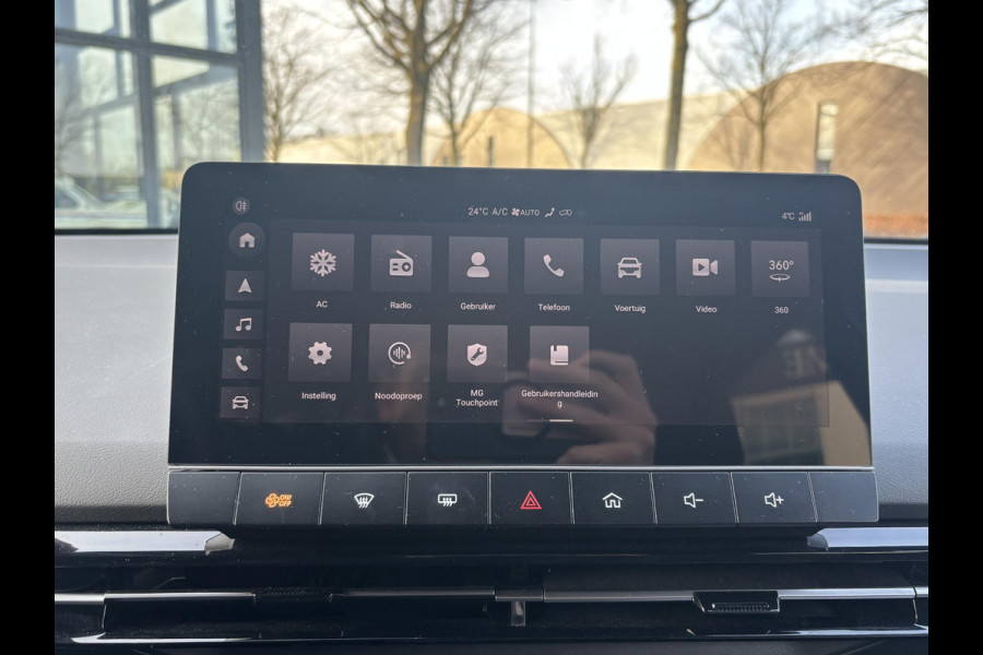 MG Mg4 electric Luxury 64 kWh LONG RANGE | SOH 97%|6.000KM! | DEALER ONDERHOUDEN| 7 JAAR GARANTIE BIJ MG| SUPER COMPLETE AUTO| RONDOMZICHT CAMERA| STOEL+ STUUR VERWARMING| DODE HOEK