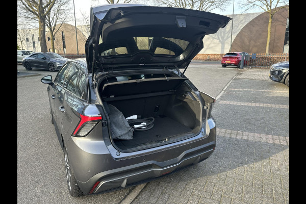 MG Mg4 electric Luxury 64 kWh |LONG RANGE | SOH 97%|14.000KM! | DEALER ONDERHOUDEN| 7 JAAR GARANTIE BIJ MG| SUPER COMPLETE AUTO| RONDOMZICHT CAMERA| STOEL+ STUUR VERWARMING| DODE HOEK