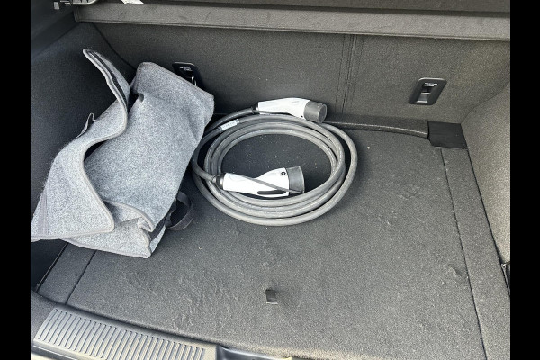 MG Mg4 electric Luxury 64 kWh |LONG RANGE | SOH 97%|14.000KM! | DEALER ONDERHOUDEN| 7 JAAR GARANTIE BIJ MG| SUPER COMPLETE AUTO| RONDOMZICHT CAMERA| STOEL+ STUUR VERWARMING| DODE HOEK