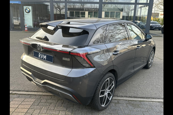 MG Mg4 electric Luxury 64 kWh |LONG RANGE | SOH 97%|14.000KM! | DEALER ONDERHOUDEN| 7 JAAR GARANTIE BIJ MG| SUPER COMPLETE AUTO| RONDOMZICHT CAMERA| STOEL+ STUUR VERWARMING| DODE HOEK