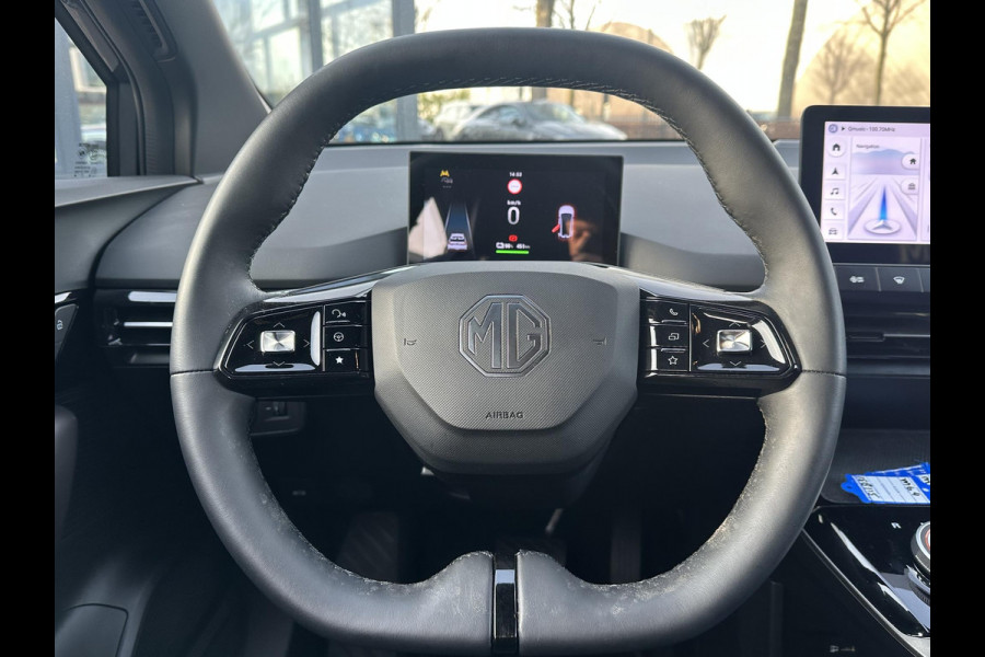 MG Mg4 electric Luxury 64 kWh |LONG RANGE | SOH 97%|14.000KM! | DEALER ONDERHOUDEN| 7 JAAR GARANTIE BIJ MG| SUPER COMPLETE AUTO| RONDOMZICHT CAMERA| STOEL+ STUUR VERWARMING| DODE HOEK