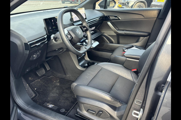 MG Mg4 electric Luxury 64 kWh |LONG RANGE | SOH 97%|14.000KM! | DEALER ONDERHOUDEN| 7 JAAR GARANTIE BIJ MG| SUPER COMPLETE AUTO| RONDOMZICHT CAMERA| STOEL+ STUUR VERWARMING| DODE HOEK