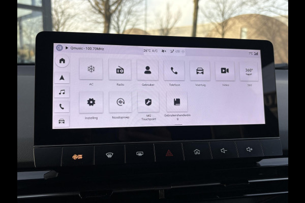 MG Mg4 electric Luxury 64 kWh |LONG RANGE | SOH 97%|14.000KM! | DEALER ONDERHOUDEN| 7 JAAR GARANTIE BIJ MG| SUPER COMPLETE AUTO| RONDOMZICHT CAMERA| STOEL+ STUUR VERWARMING| DODE HOEK