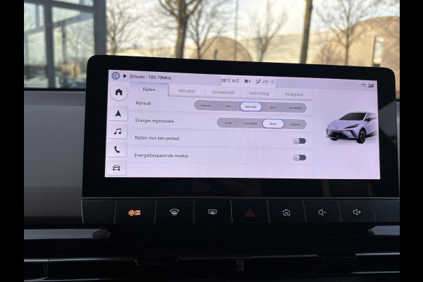 MG Mg4 electric Luxury 64 kWh |LONG RANGE | SOH 97%|14.000KM! | DEALER ONDERHOUDEN| 7 JAAR GARANTIE BIJ MG| SUPER COMPLETE AUTO| RONDOMZICHT CAMERA| STOEL+ STUUR VERWARMING| DODE HOEK