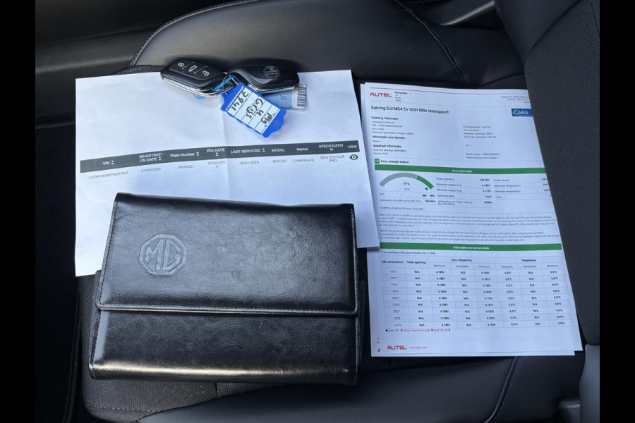 MG Mg4 electric Luxury 64 kWh |LONG RANGE | SOH 97%|14.000KM! | DEALER ONDERHOUDEN| 7 JAAR GARANTIE BIJ MG| SUPER COMPLETE AUTO| RONDOMZICHT CAMERA| STOEL+ STUUR VERWARMING| DODE HOEK