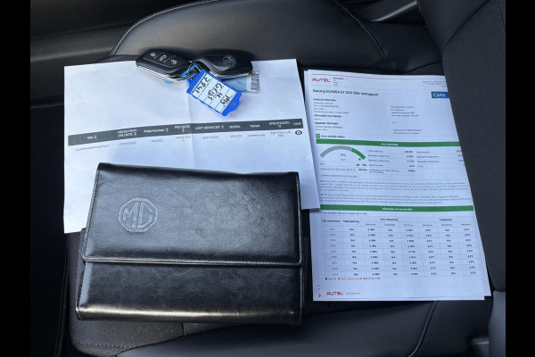 MG Mg4 electric Luxury 64 kWh |LONG RANGE | SOH 97%|14.000KM! | DEALER ONDERHOUDEN| 7 JAAR GARANTIE BIJ MG| SUPER COMPLETE AUTO| RONDOMZICHT CAMERA| STOEL+ STUUR VERWARMING| DODE HOEK