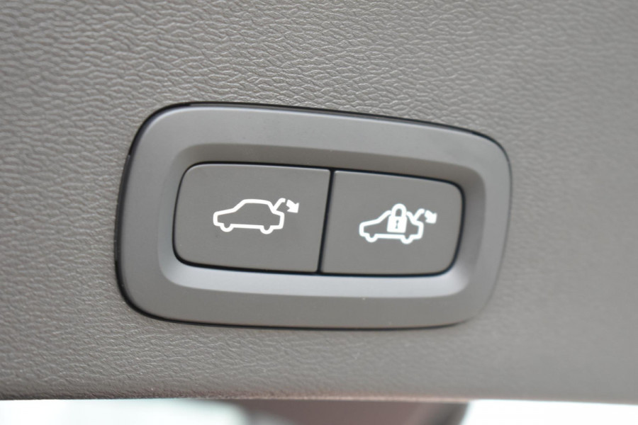 Volvo EX40 Single Motor Extended Range Plus 82 kWh / Lounge Pakket / Extra getint glas / 360 Camera / 20'' velgen / Panoramadak / Zwart dak / Harman Kardon / Microtech/Nubuck