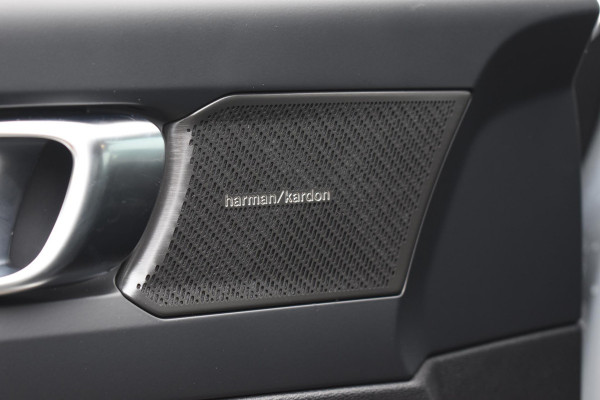 Volvo EX40 Single Motor Extended Range Plus 82 kWh / Lounge Pakket / Extra getint glas / 360 Camera / 20'' velgen / Panoramadak / Zwart dak / Harman Kardon / Microtech/Nubuck