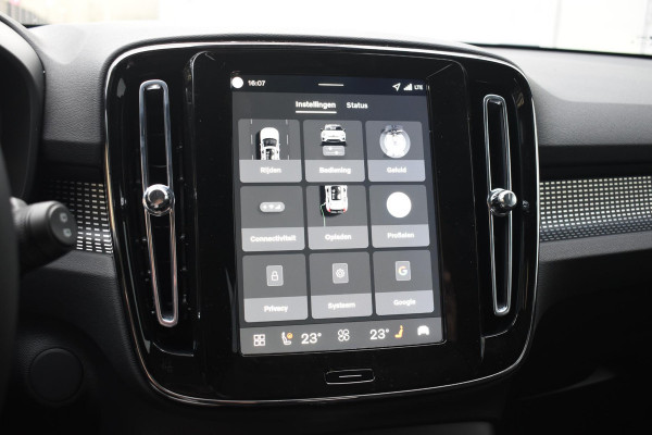 Volvo EX40 Single Motor Extended Range Plus 82 kWh / Lounge Pakket / Extra getint glas / 360 Camera / 20'' velgen / Panoramadak / Zwart dak / Harman Kardon / Microtech/Nubuck