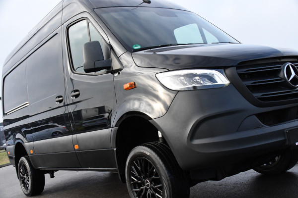 Mercedes-Benz Sprinter 319 1.9 CDI L2H2 4x4 Black Edition Camera, Cruise, Carplay, LED, 190pk, Automaat, 4Matic, Multimedia, Uniek!