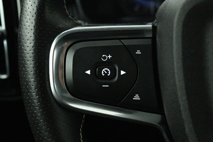 Volvo XC40 Recharge P8 AWD R-Design (PANORAMADAK, HARMAN/KARDON, STUUR/STOEL VERWARMING, CAMERA, PARKEERSENSOREN)