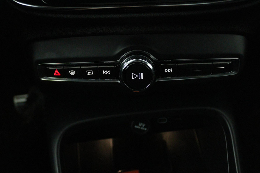 Volvo XC40 Recharge P8 AWD R-Design (PANORAMADAK, HARMAN/KARDON, STUUR/STOEL VERWARMING, CAMERA, PARKEERSENSOREN)