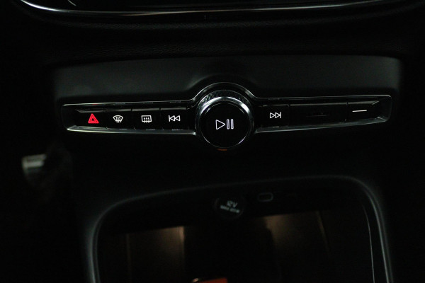 Volvo XC40 Recharge P8 AWD R-Design (PANORAMADAK, HARMAN/KARDON, STUUR/STOEL VERWARMING, CAMERA, PARKEERSENSOREN)