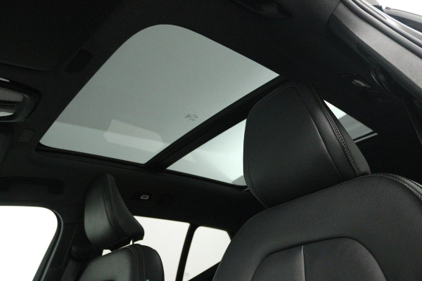 Volvo XC40 Recharge P8 AWD R-Design (PANORAMADAK, HARMAN/KARDON, STUUR/STOEL VERWARMING, CAMERA, PARKEERSENSOREN)