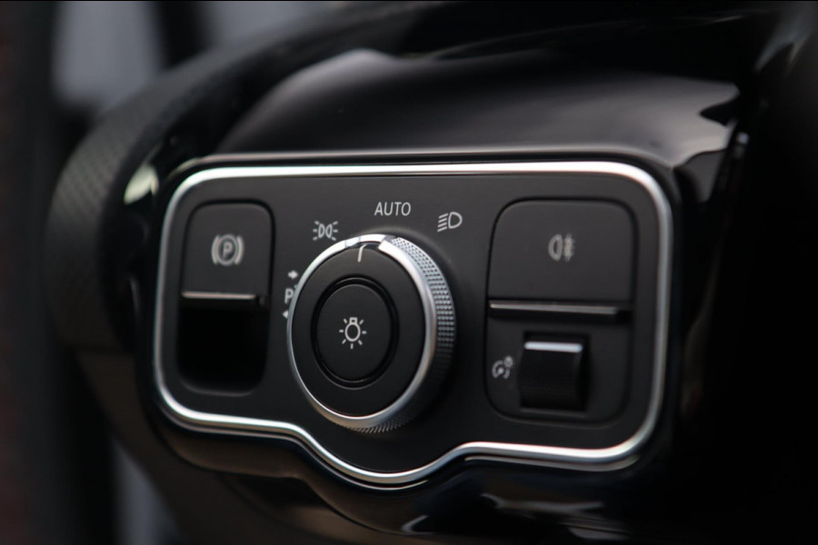 Mercedes-Benz A-Klasse 220 AMG Line / PANO / CAMERA / ALCANTARA / DODEHOEK / WIDE SCREEN