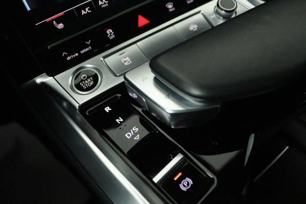 Audi e-tron Sportback 50 quattro S edition 71 kWh (PANORAMADAK, STOELVERWARMING, CAMERA, CARPLAY, ELEKT. STOELEN)
