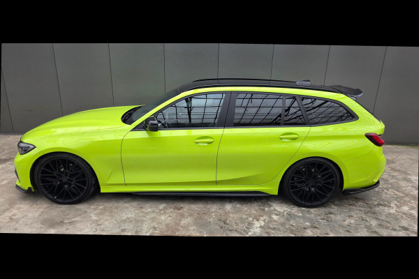 BMW 3 Serie Touring 318i M-Performance * 20 INCH * 330 PK * EYE-CATCHER !!