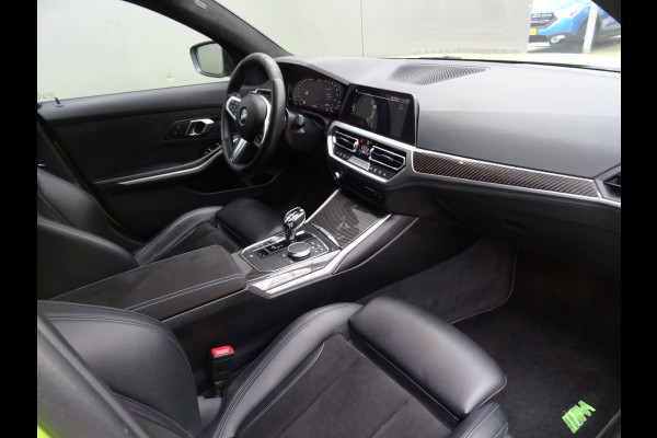 BMW 3 Serie Touring 318i M-Performance * 20 INCH * 330 PK * EYE-CATCHER !!