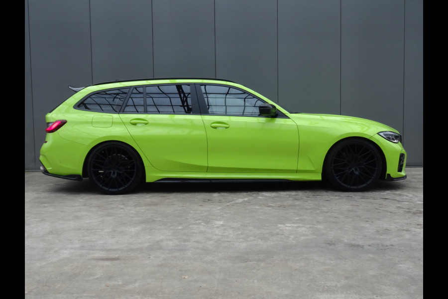 BMW 3 Serie Touring 318i M-Performance * 20 INCH * 330 PK * EYE-CATCHER !!