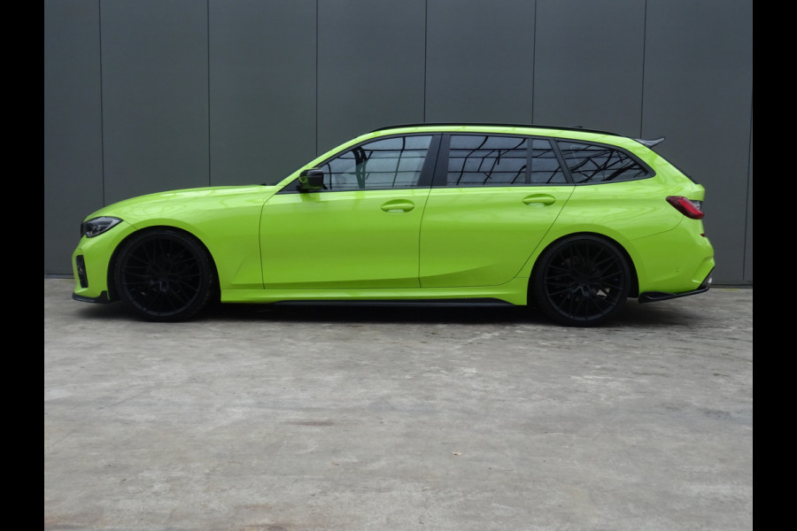 BMW 3 Serie Touring 318i M-Performance * 20 INCH * 330 PK * EYE-CATCHER !!