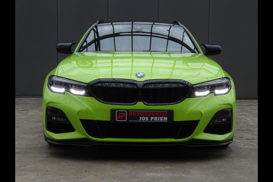 BMW 3 Serie Touring 318i M-Performance * 20 INCH * 330 PK * EYE-CATCHER !!