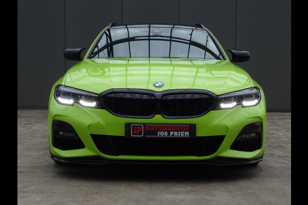 BMW 3 Serie Touring 318i M-Performance * 20 INCH * 330 PK * EYE-CATCHER !!