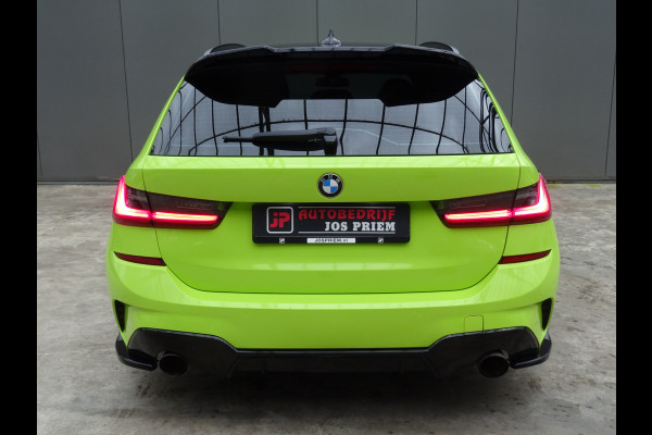 BMW 3 Serie Touring 318i M-Performance * 20 INCH * 330 PK * EYE-CATCHER !!